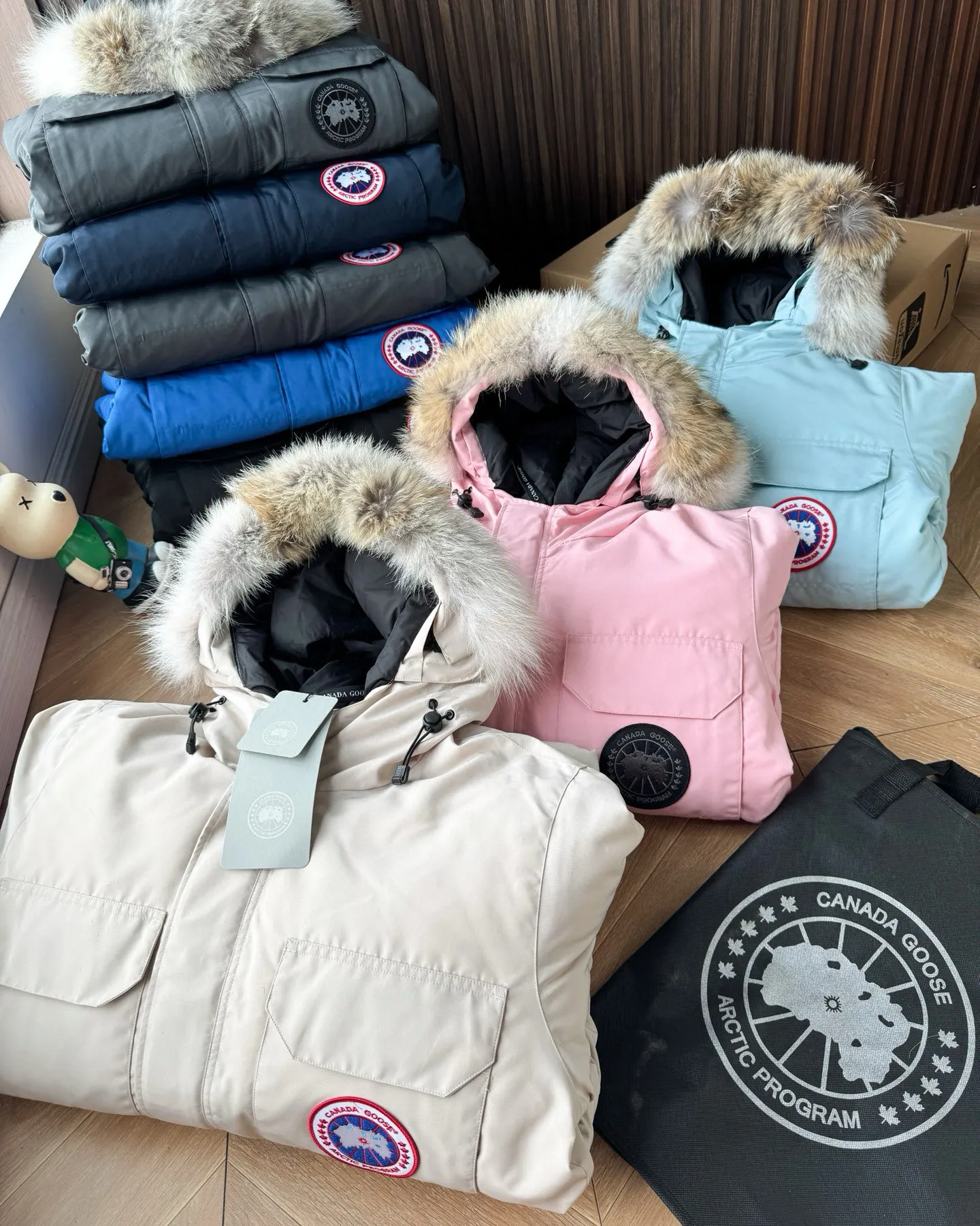 P780 🆕 Top original version, supports chip sensor with handbag 𝗖𝗮𝗻𝗮𝗱𝗮 𝗚𝗼𝘀𝗲 / 🇨🇦 Canada Goose 08 Down Jacket ⚠️ Partners who have been cooperating with us in the past few years know that no matter what is produced outside, our pure genuine trading company ships ❗️ After the test of time, we have received rave reviews. You can compare the market products with us. If you are not satisfied, you can return it at will. You are also welcome to come to ZG to see it and then come to my home to buy‼  1⃣️ The filling is 80% white duck down, with a weight of 500g. Regarding the down content, you can feel it with your hands. Good down has no embarrassment and can be called a walking duvet! 2⃣️ The fabric is made of Feather-Light 10D waterproof coating fabric, which is made of 84.5 polyester fiber and 15.5 cotton. The surface is treated with a special Teflon protective coating produced by DuPont to prevent wind and splash water, and makes the clothing anti-pollution and long-lasting new features! 3⃣️ One-piece seamless cuffs, 13cm official length, all seals are stamped, and all the inner liner is hemmed. The overcoat means sewing all the inner liner once. On the one hand, it is to prevent the velvet from running off, and on the other hand, it can keep the stiffness of the clothes! 4⃣️ Original Yoshida Kogyo Kabushikigaisha zipper, top-grade zinc alloy electroplated zipper with the highest specifications, using precise Japanese craftsmanship, raw materials and management methods. Each zipper can withstand 100,000+ openings and closings 5⃣️ The detachable fur collar is made of top-grade imported wolf fur, which is not comparable to the loose and soft raccoon fur and fake fur on the market. It is a natural Siberian coyote fur collar. The delicate and strong feel is the sense of life that comes from the erosion of wind and frost in nature. 6⃣️ Main logo double-thread 9-needle locking stranded embroidery, electronic digital automatic embroidery, maple leaves with sharp edges. Size: XS-XXL Color: black, off-white, graphite gray, sapphire blue Dark Blue Pink Azure Graphite Gray Black Label Shoulder Width Chest Sleeve Length Clothes Length Recommended Weight kg 67 87 80-90 2XL 58 136 69 89 90-105